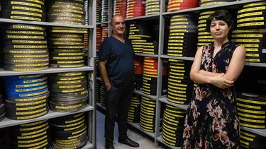 El director de Israeli Film Archive, Meir Ruso, y la gerente del proyecto digital, Hila Avraham.