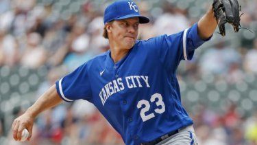El derecho Zack Greinke, de los Reales de Kansas City, lanza contra los Mellizos de Minnesota el 29 de mayo de 2022.