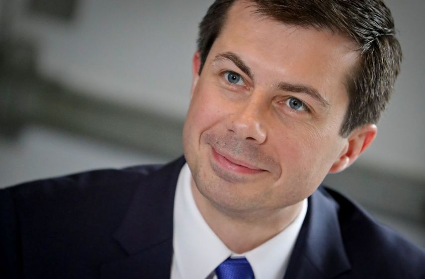 Fotografía de archivo del 29 de abril de 2019 del entonces precandidato presidencial demócrata Pete Buttigieg, alcalde de South Bend, Indiana, durante una reunión con el líder de los derechos civiles Al Sharpton en la ciudad de Nueva York.&nbsp;