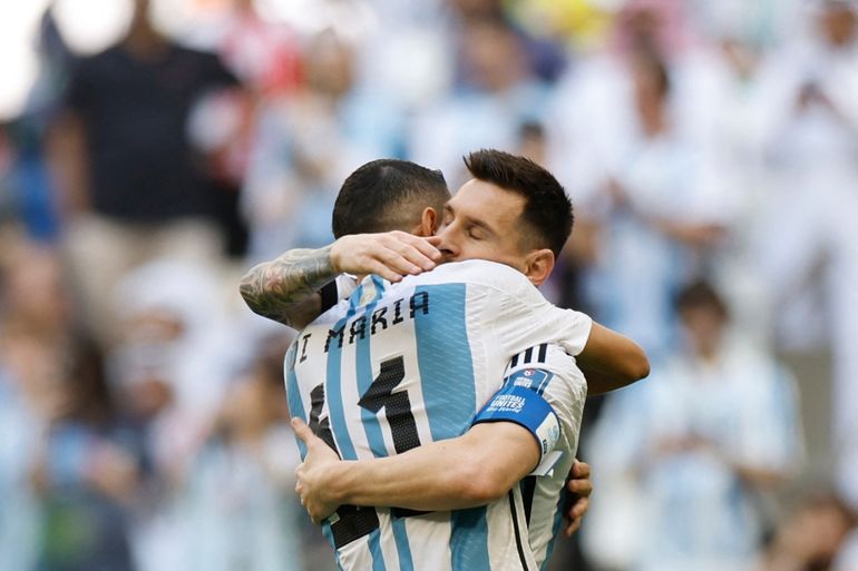 El astro argentino, Lionel Messi, celebra con su compañero Ángel Di María luego de anotar el único gol de su selección en el partido inaugural del combinado sudamericano en la Copa Mundial de Catar.