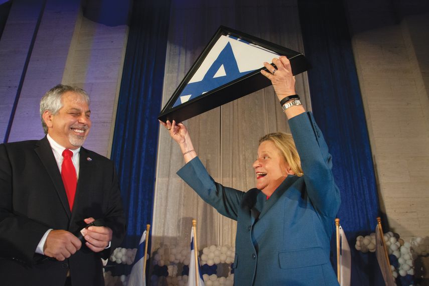En Miami, durante la celebración del 70 aniversario de la creación del Estado de Israel, el cónsul general de esa nación, Lior Haiat, le obsequió una bandera que ondeó en el Knesset.