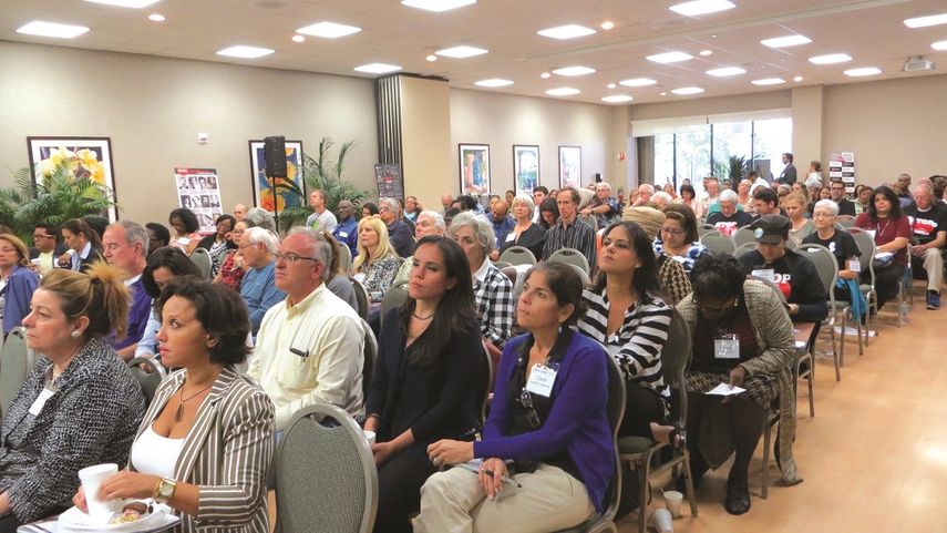 La sala de la Universidad de Miami estaba abarrotada de individuos interesados (Beatriz M. Mendoza)