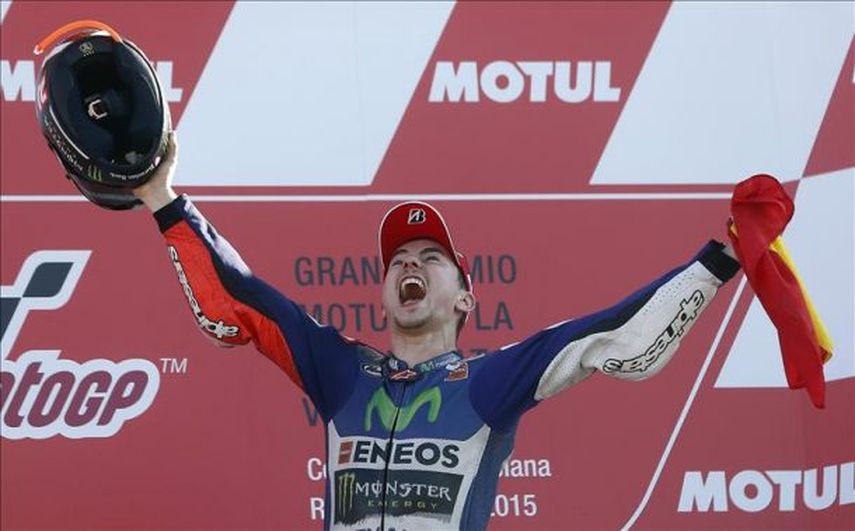 Lorenzo celebrando un nuevo campeonato, tras el final de la carrera. (EFE)