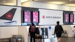 Un pasajero coloca su equipaje en un mostrador de auto check-in de Air Canada en Montreal, Quebec, el 19 de agosto de 2025.
