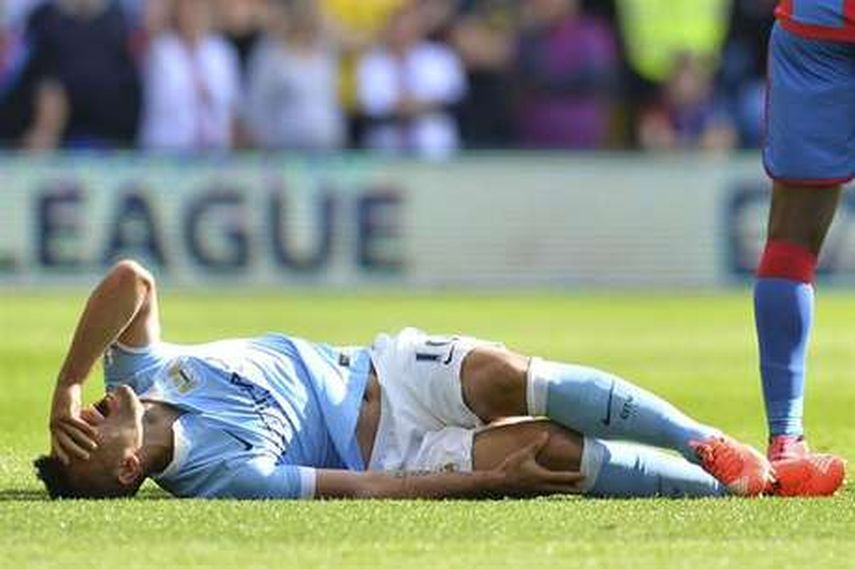Aguero tuvo que abandonar el terreno con claros signos de dolor. (EFE)