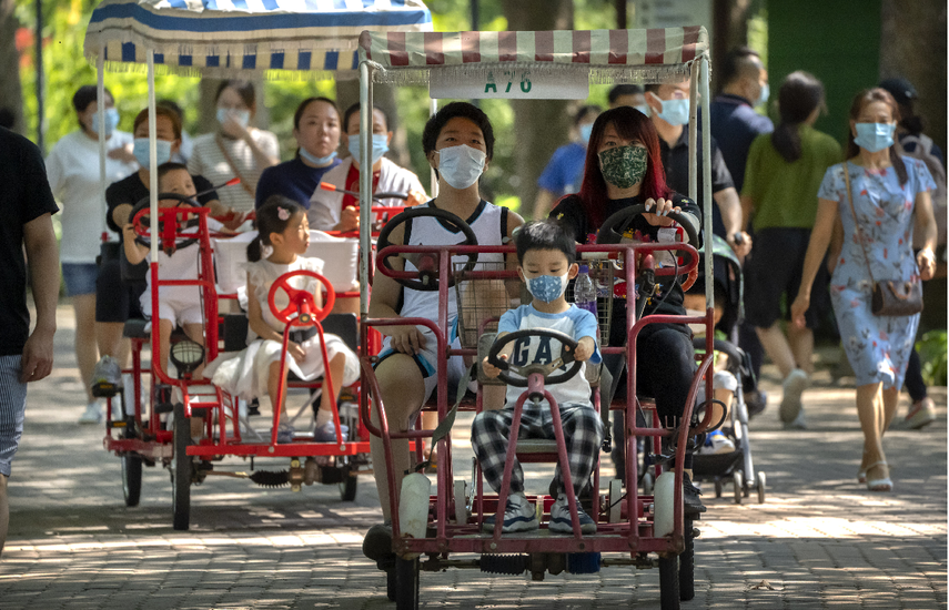 Un grupo de personas en un parque en Beijing el 21 de agosto del 2021.&nbsp;