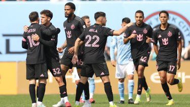 Lionel Messi #10 del Inter Miami CF celebra con sus compañeros tras marcar el segundo gol del equipo durante el partido de la MLS entre el New York City FC y el Inter Miami CF en el Yankee Stadium el 22 de marzo de 2026 en Nueva York, Nueva York.&nbsp;