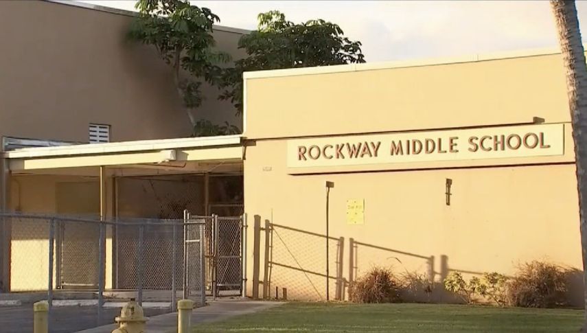 La maestra acusada trabaja desde hace 35 años en Rockway Middle School.
