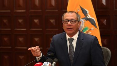 Fotografía cedida por la Vicepresidencia de Ecuador que muestra al vicepresidente Jorge&nbsp;Glas mientras comparece en rueda de prensa el martes 1 de agosto de 2017, en Quito.