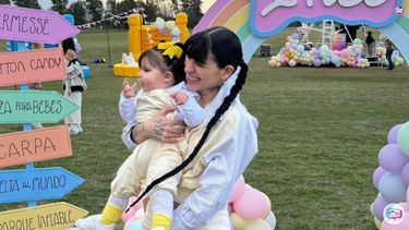 La cantante argentina Cazzu y su hija Inti.