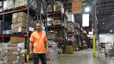 Paco Vélez en el almacén central de Feeding South Florida en Miami.