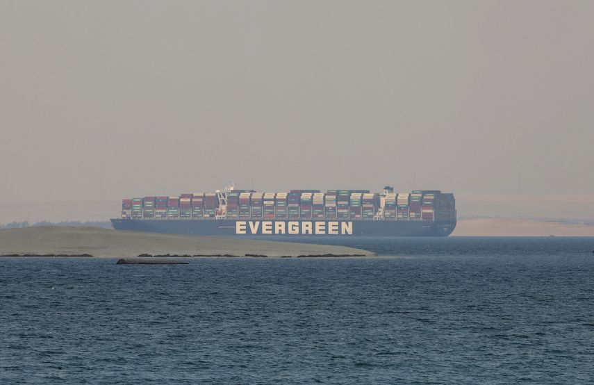 Foto tomada el 30 de marzo del 2021 del buque que quedó atascado en el Canal de Suez.