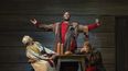 En esta imagen difundida por la Ópera Metropolitana, el bajo-barítono Ryan Speedo Green como Varlaam, en el centro, con Tichina Vaughn como la anfitriona de la posada, a la izquierda, y Brenton Ryan como Missail, en una escena de Boris Godunov de Mussorgsky durante un ensayo en septiembre en Nueva York.