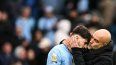 El entrenador español del Manchester City, Pep Guardiola (der.), besa al defensa croata número 24 del Manchester City, Josko Gvardiol (izq.), al final del partido de la Premier League inglesa entre el Manchester City y el Brighton and Hove Albion en el Etihad Stadium en Manchester, noroeste de Inglaterra, el 15 de marzo de 2025. El Manchester City y el Brighton and Hove Albion empataron 2 - 2.&nbsp;