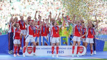 Las jugadoras del Arsenal celebran con el trofeo tras ganar la final de la UEFA Womens Champions League entre el Arsenal FC y el Barcelona FC en el estadio José Alvalade de Lisboa, el 24 de mayo de 2025.&nbsp;