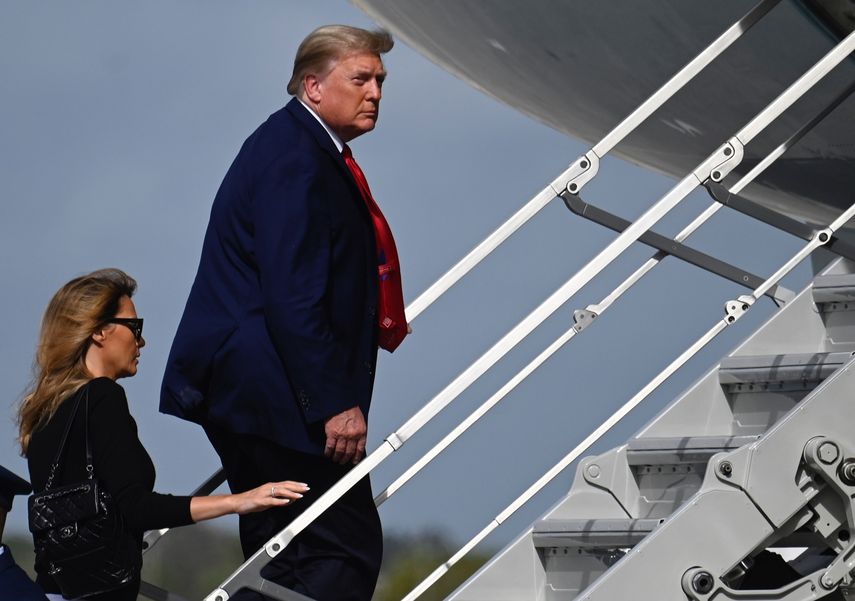 El presidente de los Estados Unidos, Donald Trump, y la primera dama Melania Trump abordan el Air Force One en el Aeropuerto Internacional de Palm Beach en West Palm Beach, Florida, el 31 de diciembre de 2020, cuando regresan a Washington, DC.&nbsp;