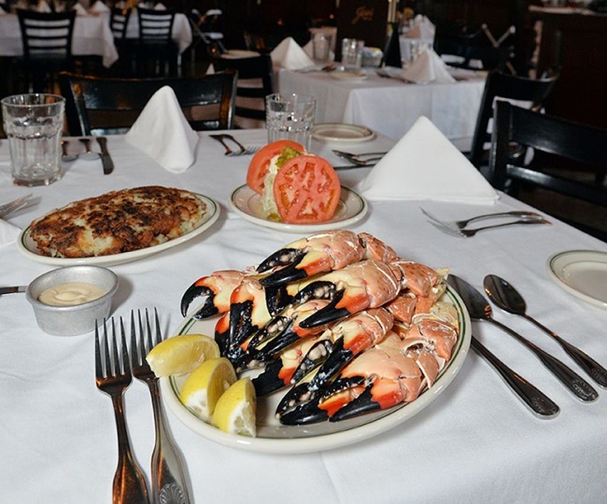 Además de las muy apetecidas masas de cangrejo, el menú del chef cuenta con pescados, ostras y langostas, además de otras carnes, sándwiches y postres. (CORTESÍA). 