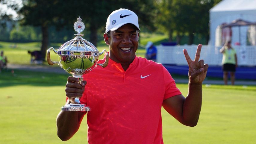 Vegas posa sonriente con su trofeo después de conseguir la disputada victoria.