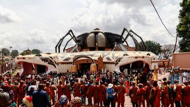 La gente asiste a la ceremonia de inauguración del nuevo Museo de los Reyes Bamoun en Foumban, el 13 de abril de 2024. Camerún es el hogar de 270 grupos étnicos con diferentes costumbres e idiomas y, oficialmente, más de 80 jefaturas de primer grado que datan de la era precolonial.