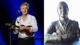 Paul McCartney, y al lado una estatua suya en Santiago de Cuba.&nbsp;