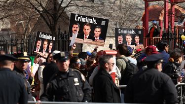 A la espera de la justicia de EEUU, manifestantes mostraron pancartas contra Maduro en las afueras del tribunal de Nueva York.&nbsp;