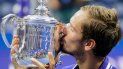 El ruso Daniil Medvedev besa el trofeo de campeón del US Open en 2021