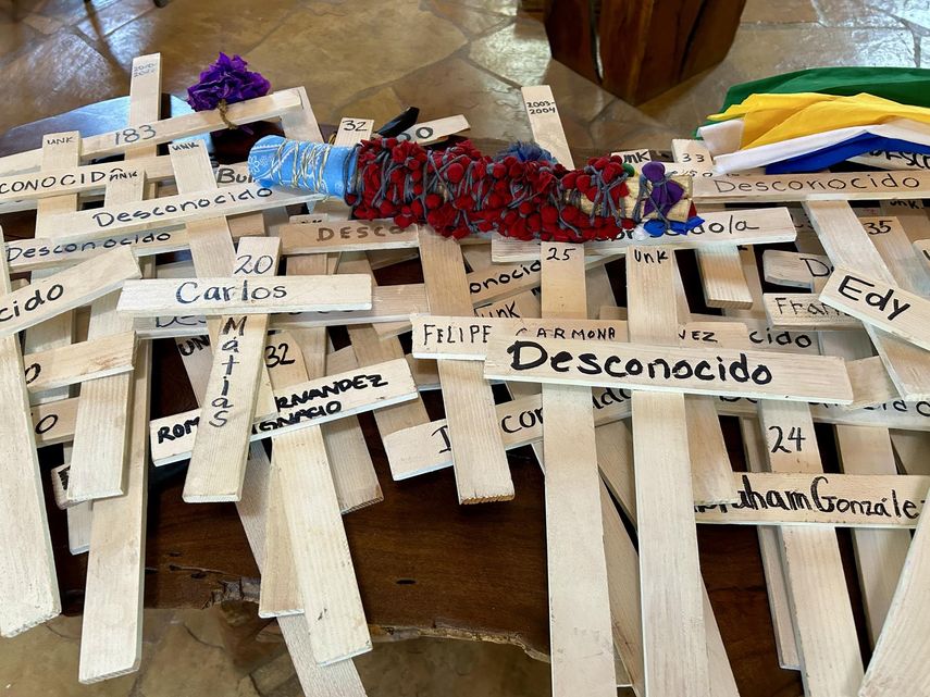 Fotografía que muestra cruces durante una rueda de prensa este lunes, en la Iglesia Presbiteriana del Sur de Tucson, Arizona (EE.UU.). Docenas de miembros y voluntarios de diversas organizaciones humanitarias en Estados Unidos y México iniciaron la edición 23 de la Caminata del Sendero Migrante, la cual honra la memoria de más de 8.000 d migrantes fallecidos en la frontera entre ambos países en las últimas décadas