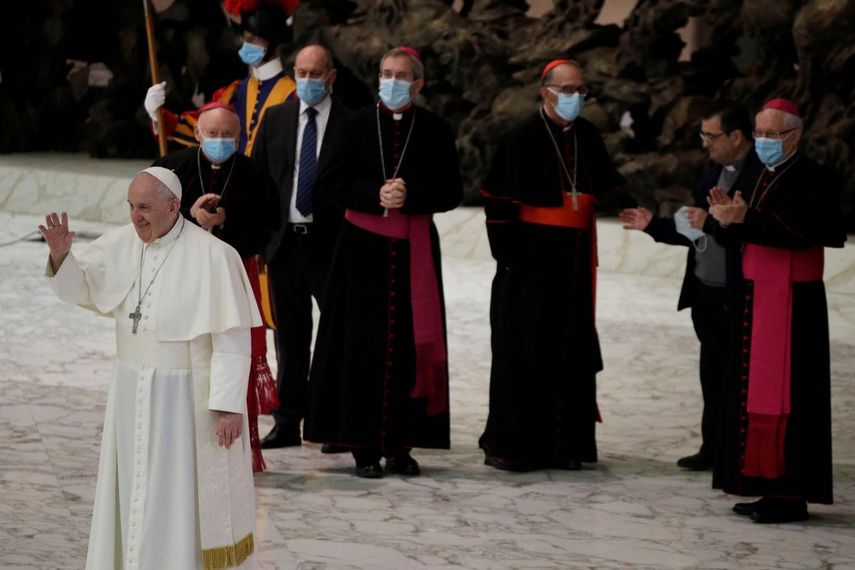El papa Francisco saluda a los fieles al final de la audiencia general semanal en el salón Paulo VI en el Vaticano, el miércoles 21 de octubre de 2020.&nbsp;