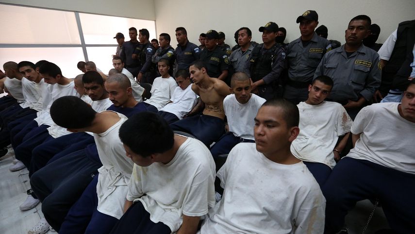 Varios reclusos ingresan este martes 21 de marzo de 2017 a la Torre de Tribunales para ser escuchados por un juez acerca del motín iniciado el pasado domingo en un correccional de Ciudad de&nbsp;Guatemala, Guatemala, que resultó en la muerte de 4 funcionarios que fueron tomados como rehenes.&nbsp;