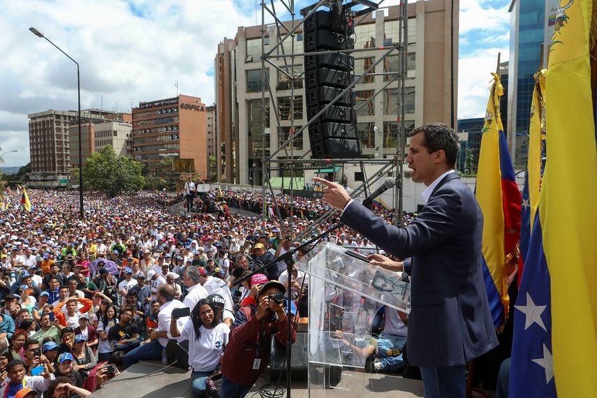 El presidente encargado de Venezuela, Juan Guaidó, habla a sus seguidores tras anunciar que asume las competencias del Ejecutivo, este 23 de enero de 2019 en Caracas.