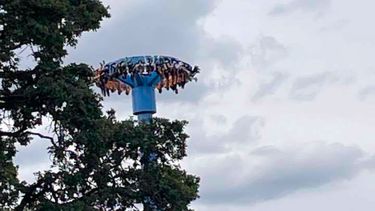 En esta foto, proporcionada por Tieanna Joseph Cade, se observa un juego mecánico atascado con 30 personas atrapadas boca abajo, en un parque de atracciones en Portland, Oregon, el viernes 14 de junio de 2024