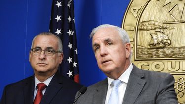 El alcalde Carlos Gim&eacute;nez habla a la prensa, acompa&ntilde;ado por el comisionado Esteban Bovo.
