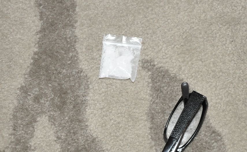 Acorde al reporte, fueron encontradas tres peque&ntilde;as bolsas de pl&aacute;stico que conten&iacute;an &ldquo;presunta metanfetamina cristalina&rdquo;.