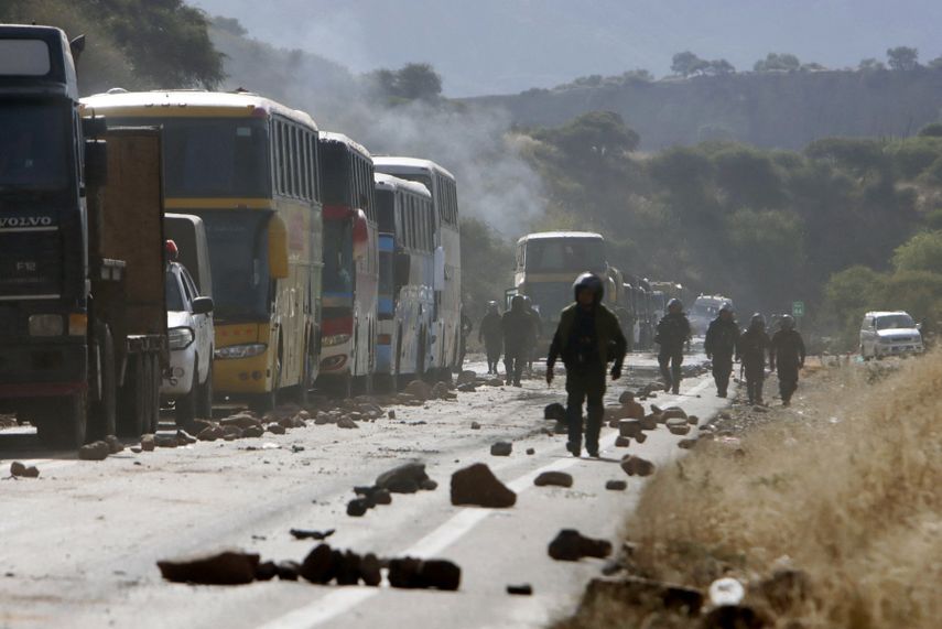 Policías intentan despejar un bloqueo vial instalado por simpatizantes del expresidente boliviano Evo Morales en Parotani, departamento de Cochabamba, Bolivia, el 11 de junio de 2025.&nbsp;