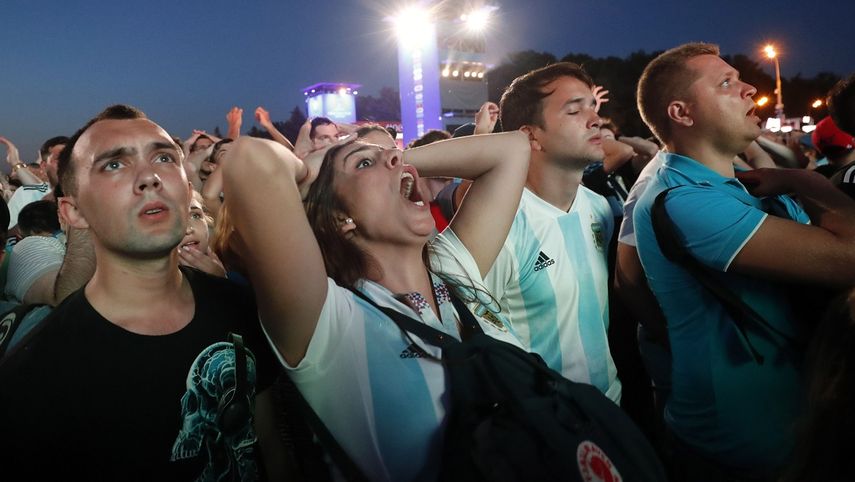 Seguidores del equipo de Argentina reaccionan ante la derrota en el partido frente a Croacia.