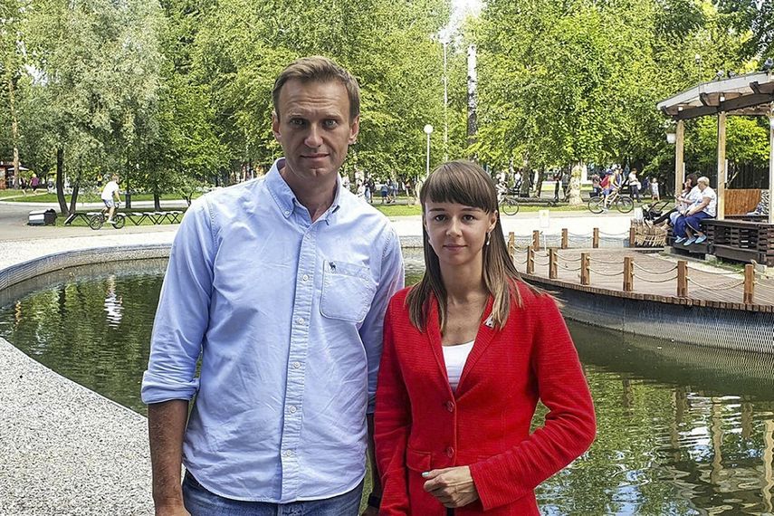 En esta imagen, proporcionada por el equipo de Alexei Navalny, Ksenia Fadeyeva (derecha), posa para una fotografia con Alexei Navalny en Tomsk, Rusia, en agosto de 2020.&nbsp;