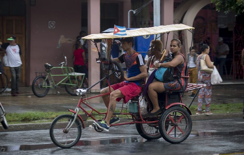 Un conductor de un bicitaxi en Pinar del Río, en el occidente de Cuba, traslada a varias personas ante la crisis de transporte que afecta a la isla.&nbsp;