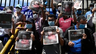Periodistas guatemaltecos protestan contra el arresto de José Rubén Zamora, presidente del diario El Periódico, frente al Palacio de Justicia de Ciudad de Guatemala.