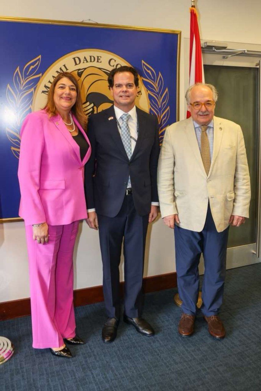 La presidenta de Miami Dade College, Madeline Pumariega, convocó una mesa redonda para la visita del embajador de EEUU en Perú, Bernie Navarro. A la cita acudió Asdrúbal Aguiar, profesor emérito y secretario general del Grupo IDEA