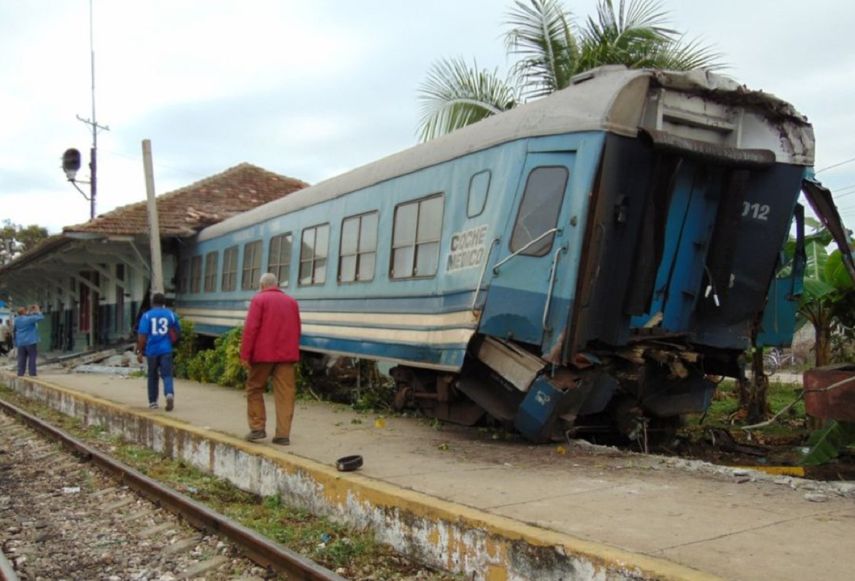 El coche médico de un tren de pasajeros con servicio nacional fue impactado por la locomotora de un tren de carga y terminó dentro de la estación ferroviaria de Colón, en Sancti Spíritus.