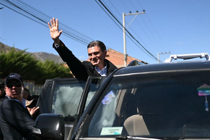 El presidente de Bolivia, Rodrigo Paz, saluda durante una visita a Carreras tras la reapertura de una carretera, luego de las protestas que exigen su renuncia, en el departamento de La Paz, Bolivia, el 5 de junio de 2026.