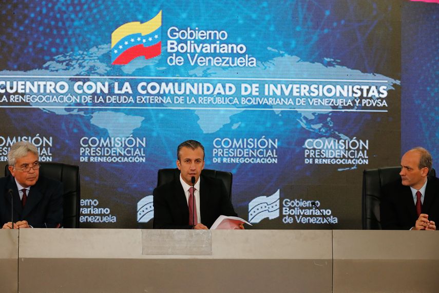 El vicepresidente Tareck El Aissami, sancionado por el Departamento del Tesoro por sus vínculos con el narcotráfico, habla durante un encuentro con acreedores en Caracas para intentar renegociar la deuda externa.