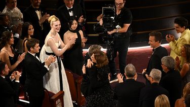 El director brasileño Walter Salles (centro-izquierda) abraza a la actriz brasileña Fernanda Torres mientras camina para aceptar el premio a Mejor película internacional por Im Still Here durante la 97.a edición de los Premios Óscar en el Dolby Theatre en Hollywood, California, el 2 de marzo de 2025.