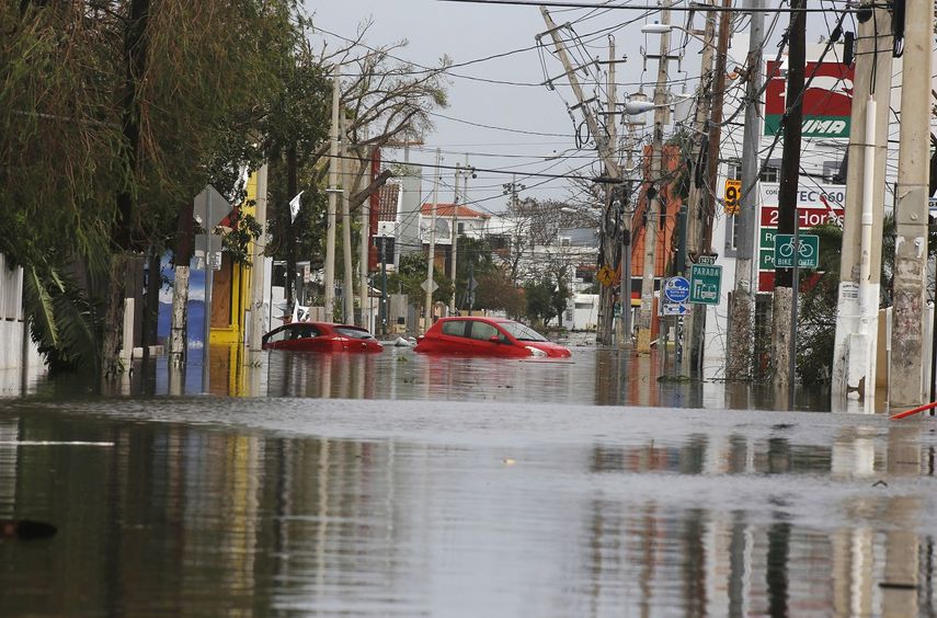 Dos coches flotan en una calle totalmente inundada en San Juan (Puerto&nbsp;Rico).&nbsp;&nbsp;