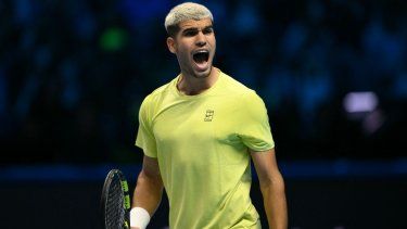 El español Carlos Alcaraz celebra después de ganar un partido en las Finales de la ATP, el 9 de noviembre de 2025.