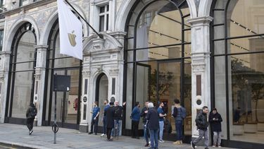 Empleados de la tienda de Apple informan a los clientes sobre el cierre de la sucursal durante dos semanas, en Regent Street de Londres, el s&aacute;bado 14 de marzo de 2020.&nbsp;