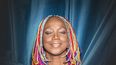 La cantante cubana Lucrecia incorporó los colores cálidos a sus trenzas, en representación al verano en el que su único hijo nació. 