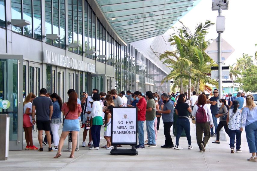 Peruanos del sur de Florida votan por un nuevo presidente en Perú, este 6 de junio de 2021, en el Miami Beach Convention Center, lugar habilitado para los comicios.&nbsp;