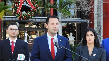 El alcalde electo de Hialeah, Bryan Calvo, respalda a Gelien Castillo y William Marrero al Concejo. 