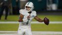 El quarterback de los Dolphins de Miami, Tua Tagovailoa, busca a quien pasar el balón durante la segunda mitad del juego de la NFL contra los Jets de Nueva York, el domingo 18 de octubre de 2020, en Miami Gardens, Florida El quarterback de los Dolphins de Miami, Tua Tagovailoa, busca a quien pasar el balón durante la segunda mitad del juego de la NFL contra los Jets de Nueva York, el domingo 18 de octubre de 2020, en Miami Gardens, Florida